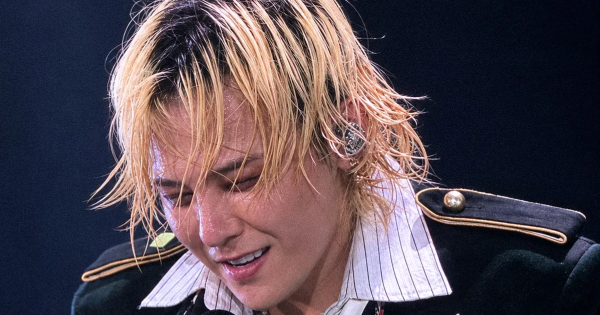 Big Bang làm "nổ tung" Mỹ Đình, G-Dragon đập đàn gây sốc