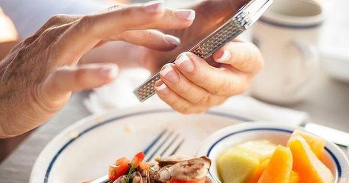 Lời khuyên cho những người dùng điện thoại khi nấu ăn
