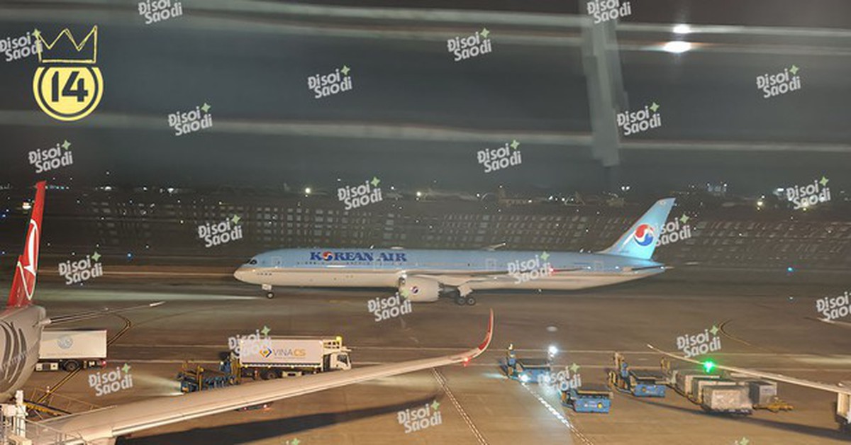 Tối qua - 23/10, sân bay Nội Bài ghi nhận một máy bay đặc biệt hạ cánh