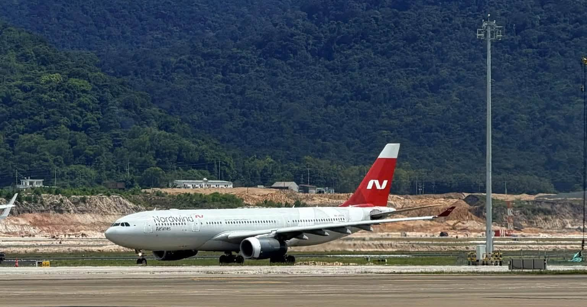 Sân bay Phú Quốc vừa ghi nhận một máy bay Airbus A330-243 thân rộng khác lạ hạ cánh, phun vòi rồng cho sự kiện đặc biệt sau 12 năm