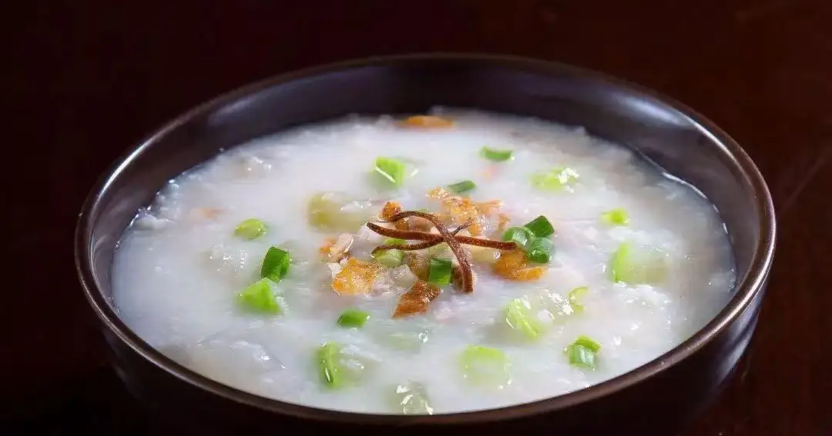 Người phụ nữ 63 tuổi gãy xương sau cú ngã nhẹ, nguyên nhân có thể bắt đầu từ thói quen ăn uống tưởng lành mạnh
