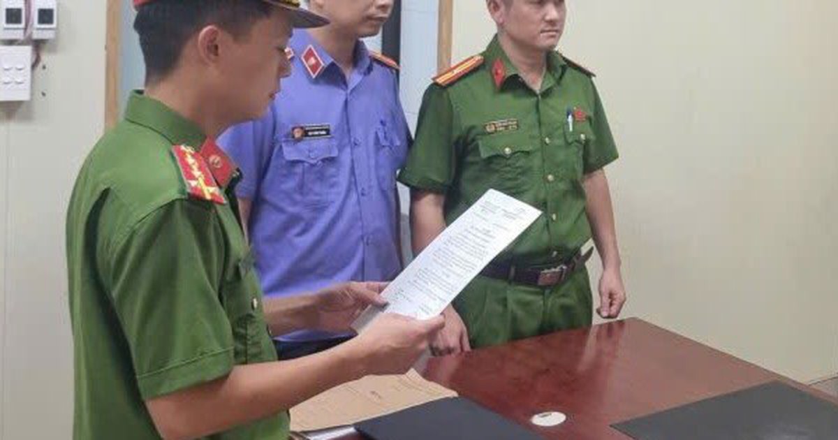 Khởi tố Lý Văn Cương SN 1995 - đối tượng lao ô tô lên vỉa hè để chạy công an