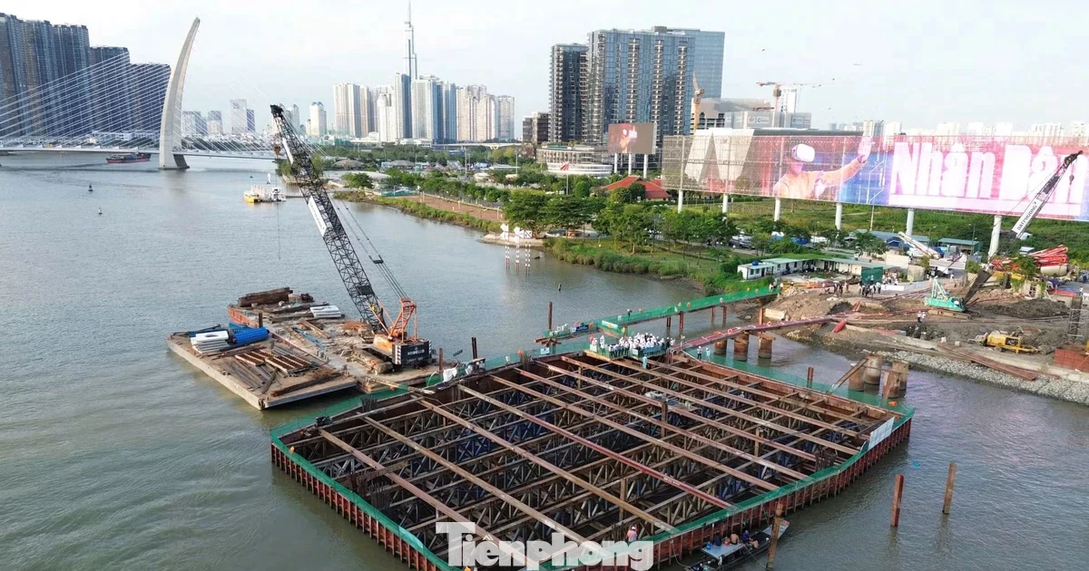 Bí mật dưới mặt nước của cầu đi bộ qua sông Sài Gòn