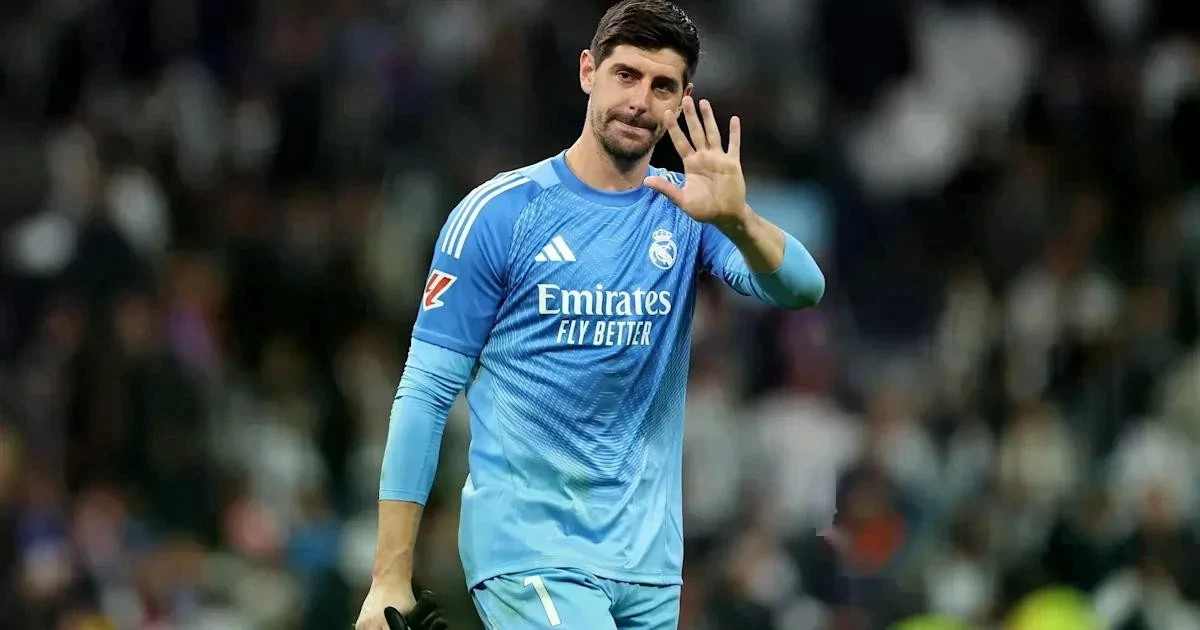 Courtois vắng mặt đột xuất trước thềm El Clasico, Real gặp tổn thất lớn