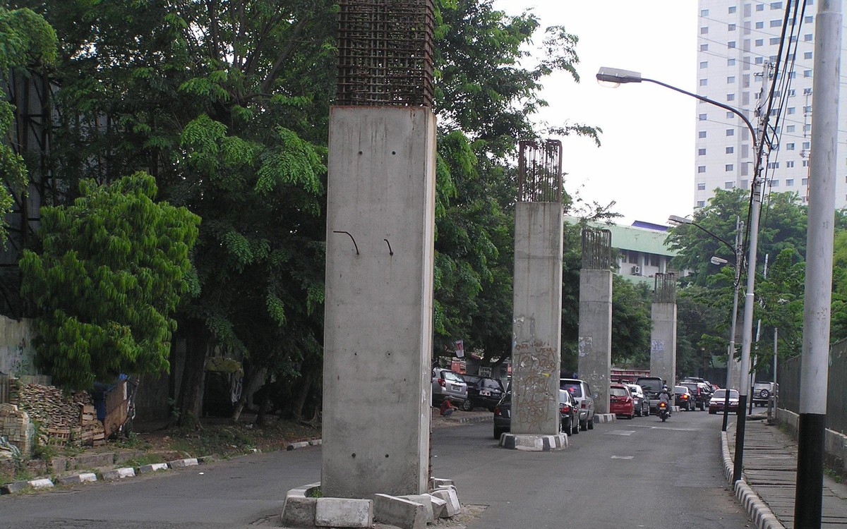 Dừng khẩn cấp dự án đường sắt trên cao dài 30 km, tổng vốn đầu tư gần 19.000 tỷ đồng, đã dựng 150 cột bê tông giữa phố