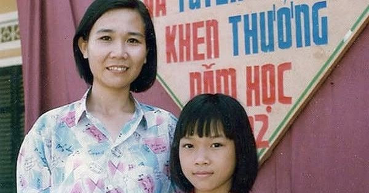 Bức ảnh bé gái nhận thưởng Học sinh giỏi khiến cư dân mạng ồ ạt bình luận: "Em này lớn lên kiểu gì cũng thành người nổi tiếng!"