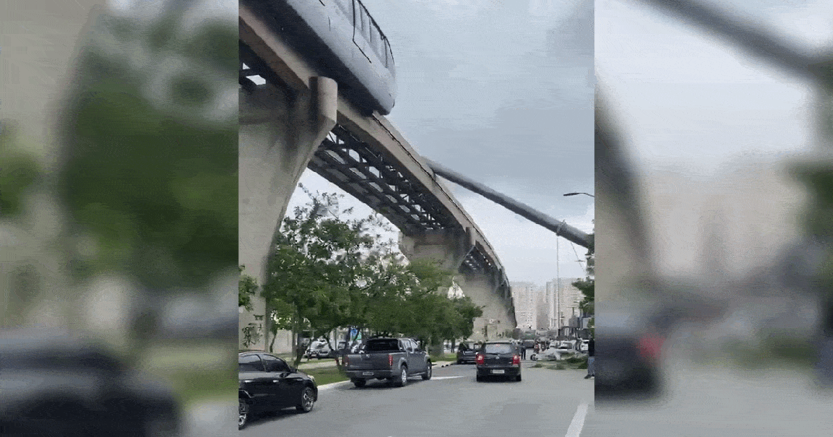 Cần cẩu đổ sập lên đường ray, va chạm với tàu điện trên cao