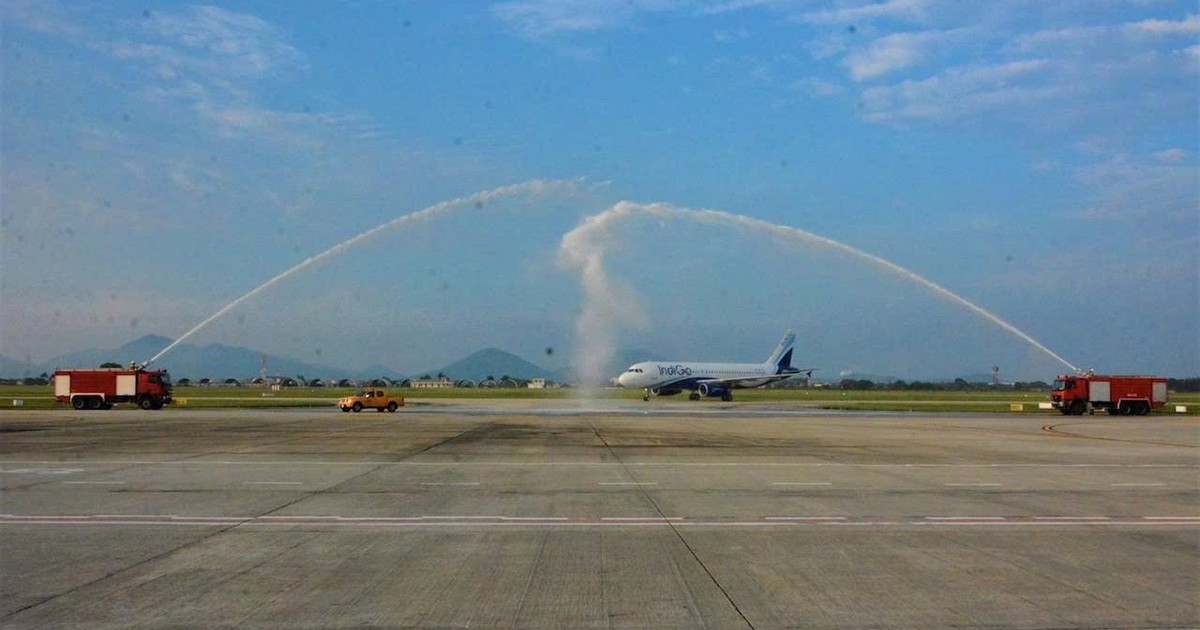 Ngày 26/10, sân bay Nội Bài thực hiện nghi thức phun vòi rồng đón 1 chuyến bay lạ hạ cánh