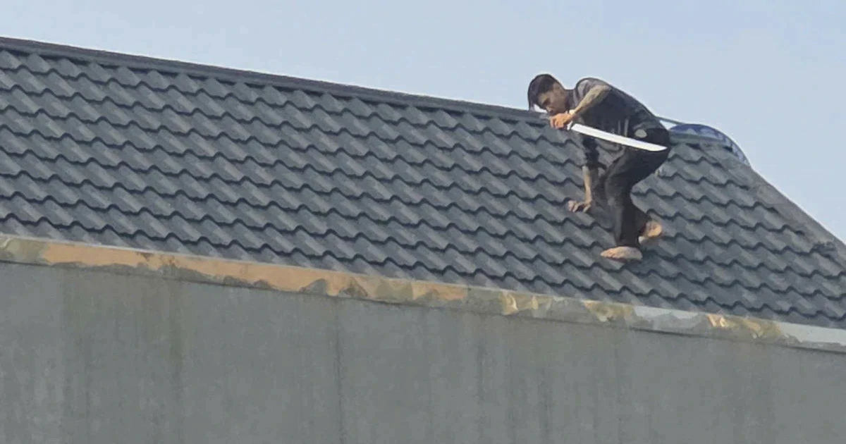 Công an Thanh Hóa vây bắt 2 người cầm hung khí cố thủ trên mái nhà