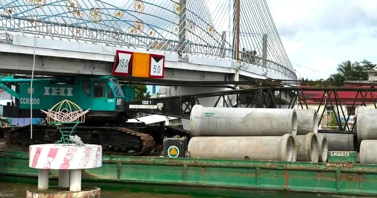Sà lan chở cần cẩu đâm lệch cầu dây văng ở Cà Mau, khẩn cấp phong tỏa