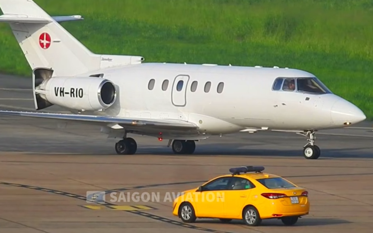 Máy bay tí hon dài 16m, tốc độ 828 km/h xuất hiện tại TP.HCM: Không chở khách thường, bên trong là nơi giành giật sự sống
