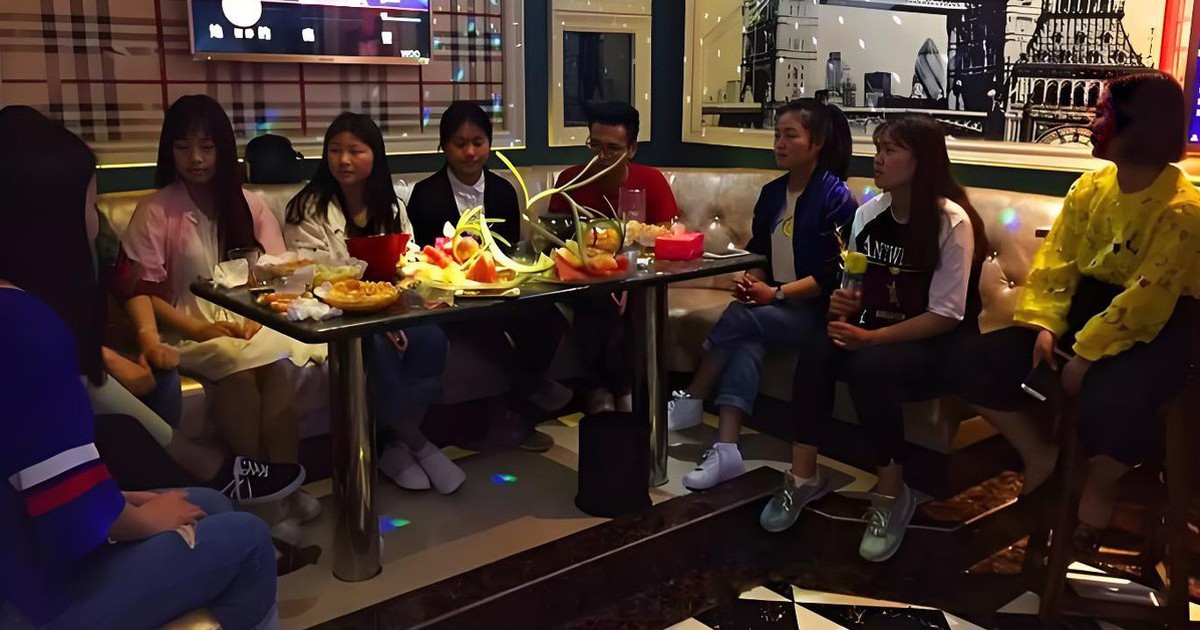 Họp lớp hết 135 triệu đồng, lớp trưởng kiểm tra camera xong thì lặng lẽ rời nhóm chat