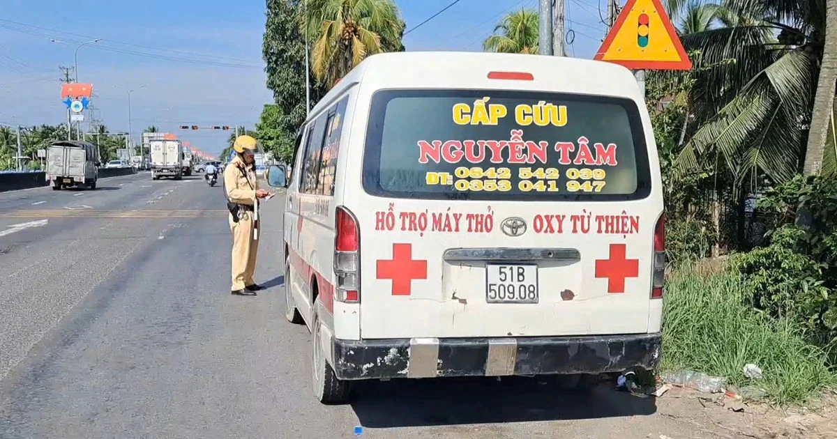 Tạm giữ xe cứu thương "4 không"