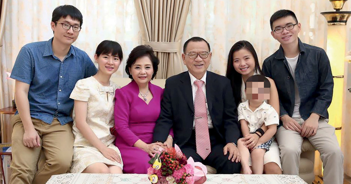 Việt Nam có gia đình giàu có với 3 người con thành đạt, con gái cả SN 1980 nay làm Tổng giám đốc, con trai út vừa kinh doanh vừa đi hát: Khởi nghiệp từ xưởng dép 20 công nhân, đứng sau thương hiệu nổi tiếng khắp cả nước