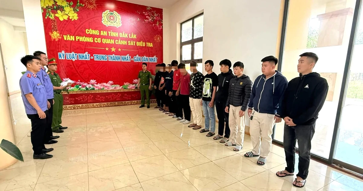 13 đối tượng mang hung khí, rượt đuổi đánh nhau trên đường phố