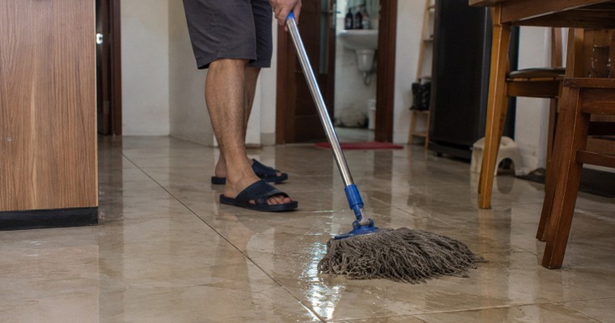 Lần nào nhờ chồng lau nhà cũng có mùi tanh như cá ươn, biết nguyên nhân tôi phải cảnh cáo: "Anh không được làm vậy!"