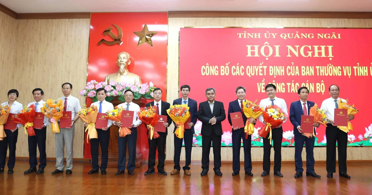 Công bố nhiều quyết định về điều động, luân chuyển cán bộ ở Quảng Ngãi