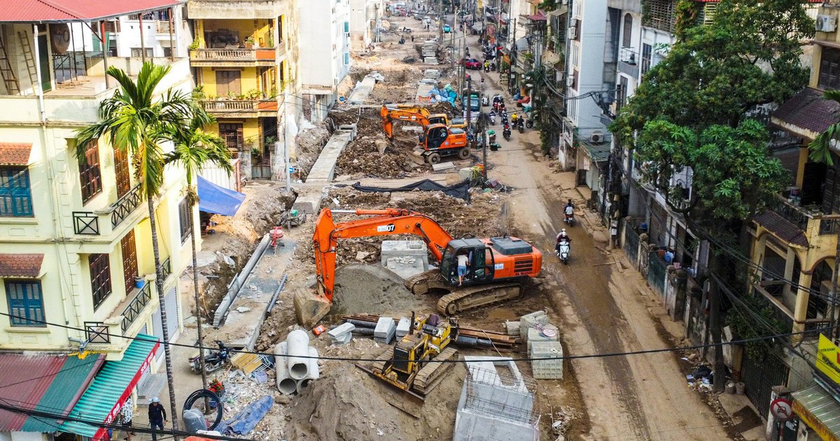 Hình ảnh khác lạ của "ngõ khổ" 381 Nguyễn Khang ở Hà Nội