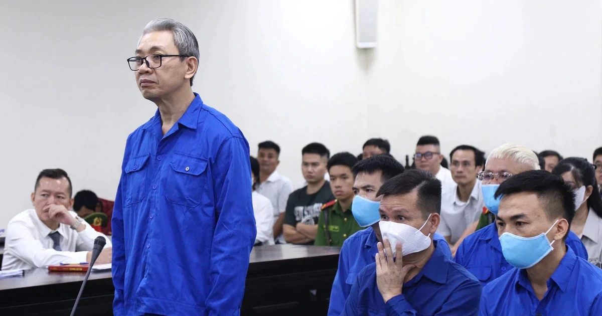 Hình ảnh cựu Phó chủ tịch UBND tỉnh Thanh Hóa Lê Đức Giang cùng đồng phạm tại tòa