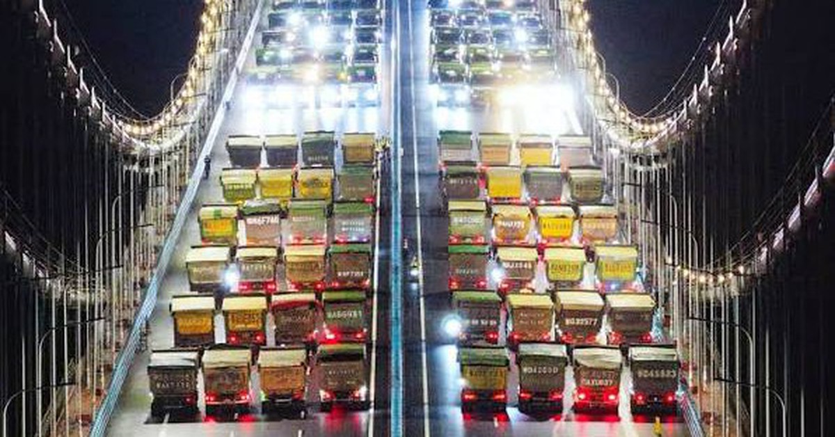 Láng giềng Việt Nam bất ngờ "chất đầy" cây cầu 2 tầng bằng 180 xe tải, trọng lượng tương đương 18 máy bay Boeing 747 đầy tải: Không phải chở hàng mà để làm điều đặc biệt này