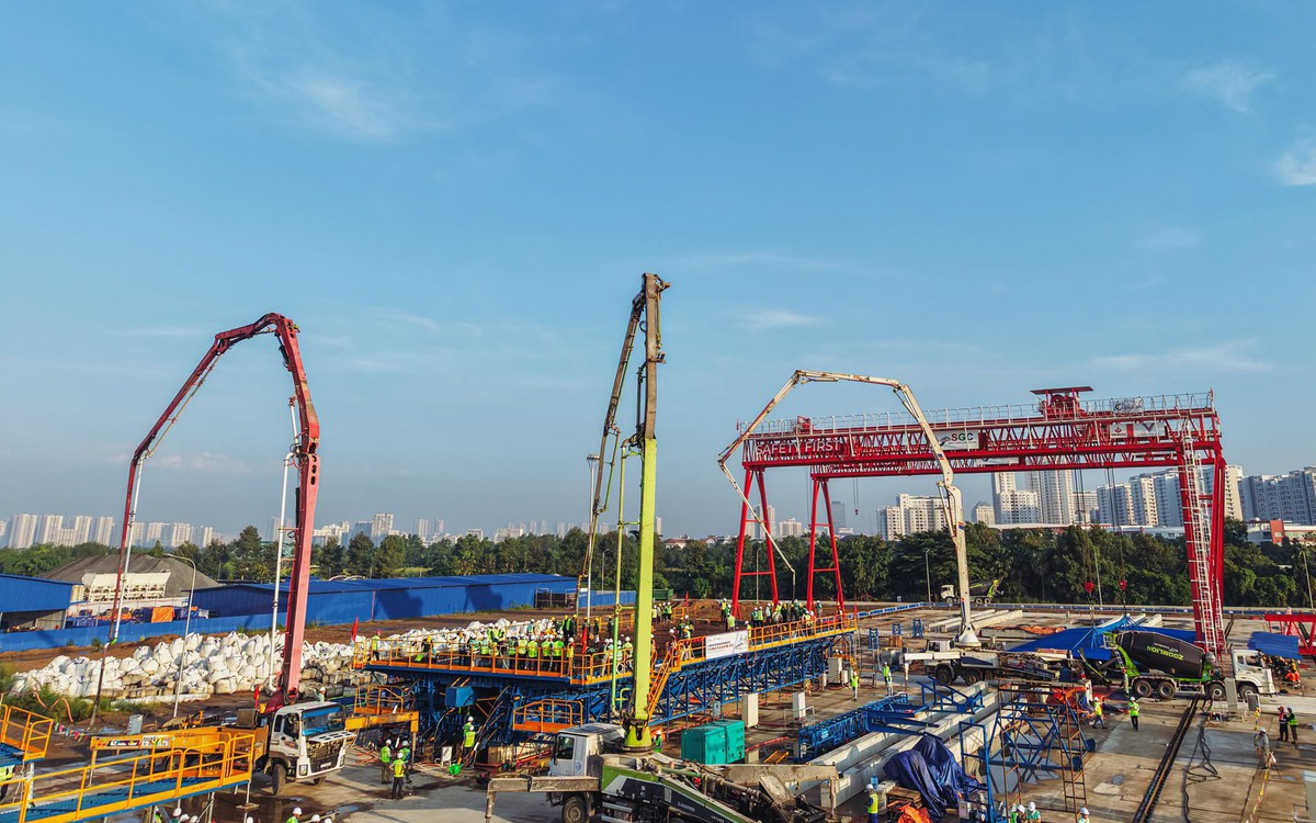 Sau 6 giờ đổ bê tông liên tục, phiến dầm khổng lồ gần 750 tấn đã thành hình: Công nghệ lần đầu áp dụng trên tuyến đường sắt 350 km/h dẫn đến siêu đô thị lấn biển của tỷ phú Phạm Nhật Vượng