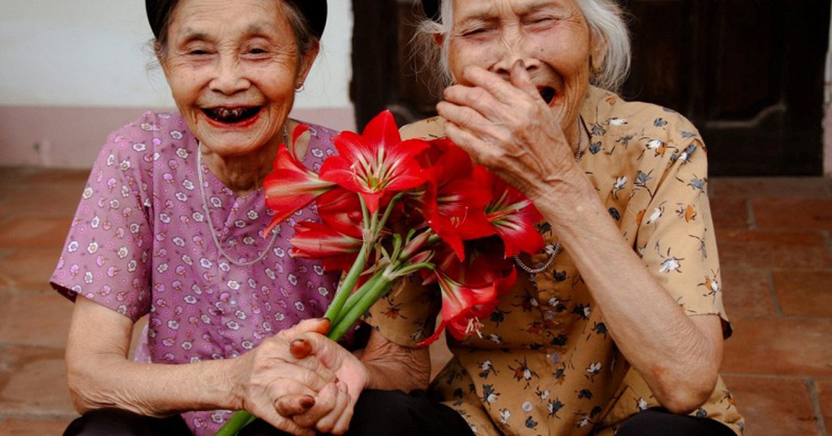 Khi cha mẹ bắt đầu "lúc nhớ lúc quên": Cả nhà vừa nói xong vẫn hỏi lại, con cháu cứ tưởng cụ "điếc" do tuổi già