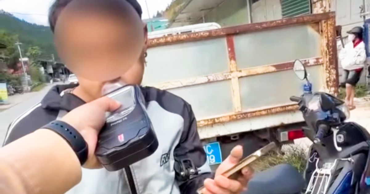 Tài xế xe máy ‘phồng mồm’ né kiểm tra nồng độ cồn ở Lào Cai