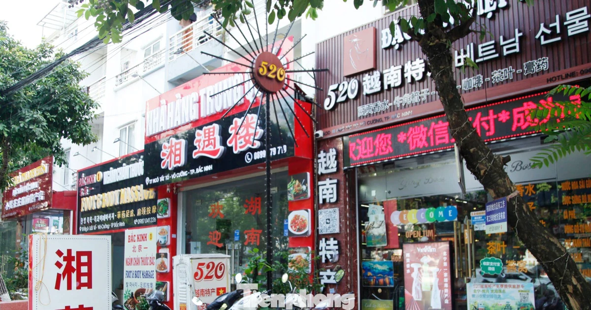 Biển hiệu chữ nước ngoài "lấn át" tiếng Việt trên đường phố Bắc Ninh