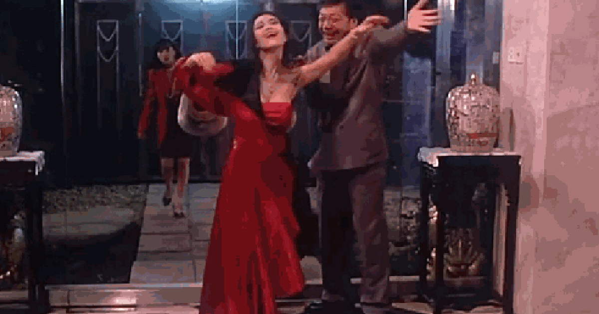Mỹ nhân chi 6,6 tỷ mua bảo hiểm vòng 1 nay đi hát hội chợ, nhan sắc gầy gò lao dốc đáng tiếc