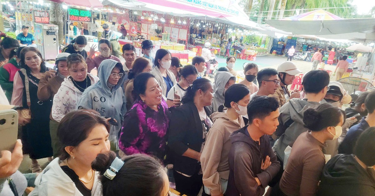 Khách xếp hàng dài mua gỏi Thái ở Cần Thơ