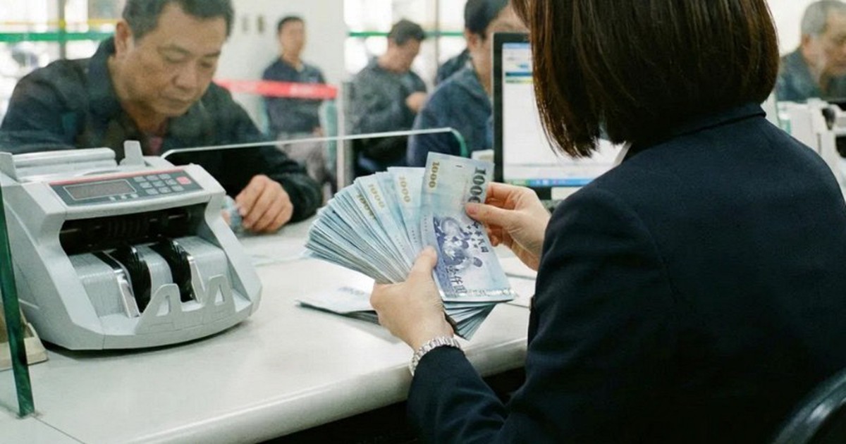 Một người đàn ông rút 1,7 tỷ đồng tiền tiết kiệm, vay thêm 1,5 tỷ đồng để “làm nhiệm vụ”