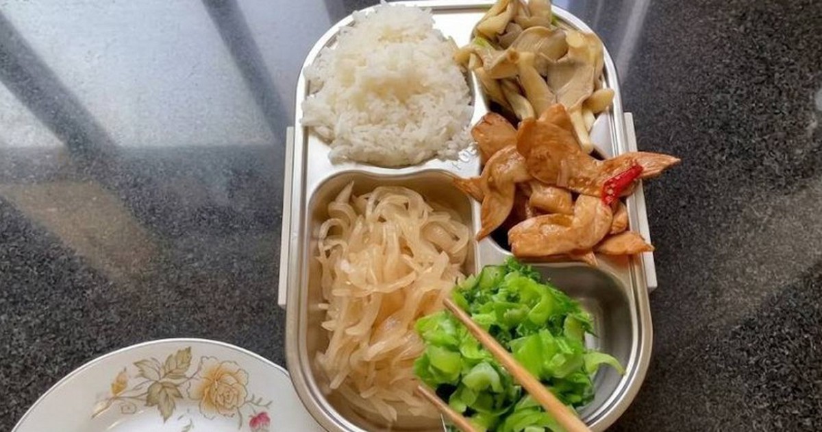 Khoe bữa ăn bán trú bắt mắt, bà mẹ ngạc nhiên khi bị chê: Trông thì sang xịn, bên trong chẳng có gì!