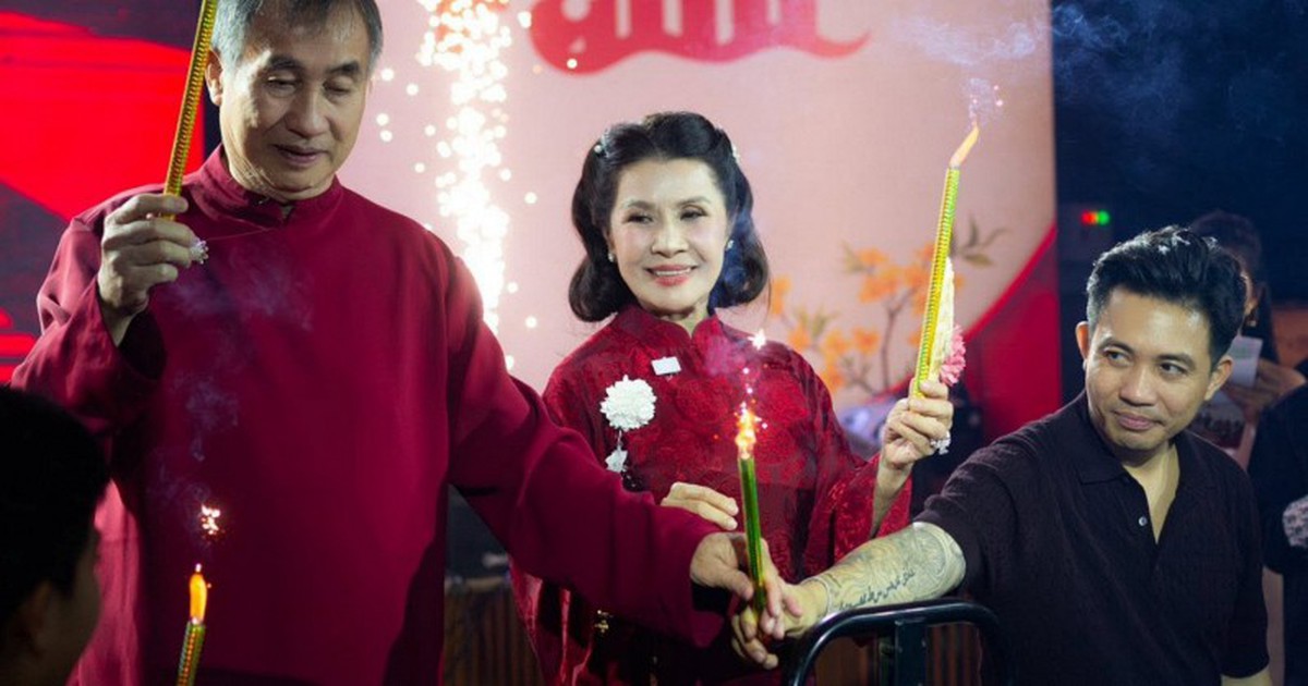 Việt Nam có gia đình “đổi đời” ngoạn mục: Từng sống trong nhà lợp trên kênh, nay con trai duy nhất làm Phó Tổng Giám đốc, kế nghiệp nghìn tỷ