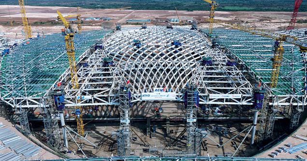 Việt Nam dựng siêu mái nhà ga sân bay, nặng 5.300 tấn, rộng gần bằng 3 sân bóng đá, vươn 41m không cần cột đỡ: 14 cột gánh khối thép khổng lồ, kỹ sư mất cả năm nghiên cứu cách nâng