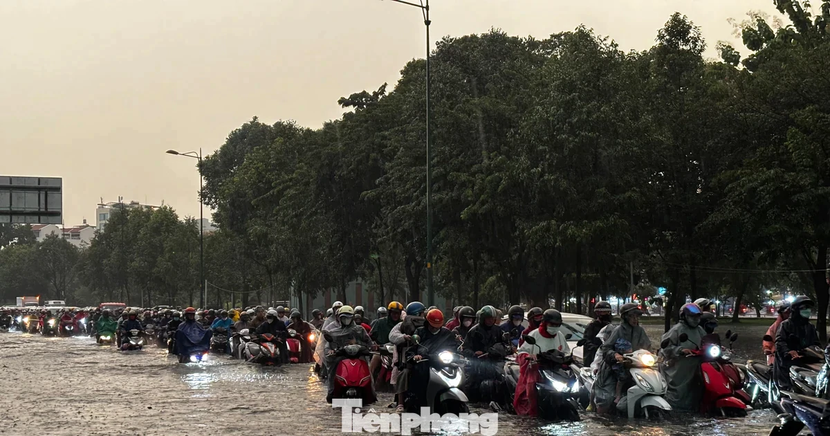 Từ những trận mưa lớn ở TPHCM: Bao giờ đường về nhà hết ngập?