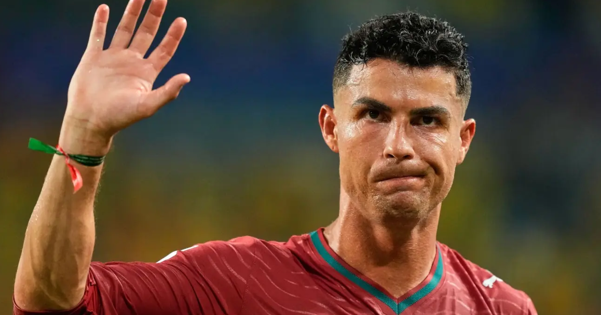 Cú "like" gây tranh cãi của Ronaldo