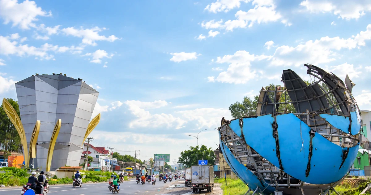Tháo dỡ quả cầu thép 18 tấn ở cổng chào