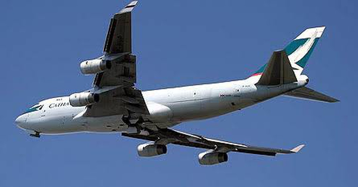 Một chiếc Boeing 747 khổng lồ dài hơn 70 m, sải cánh 64 m, sở hữu 4 động cơ, chở được tới 127 tấn hàng, cất cánh từ sân bay Tân Sơn Nhất