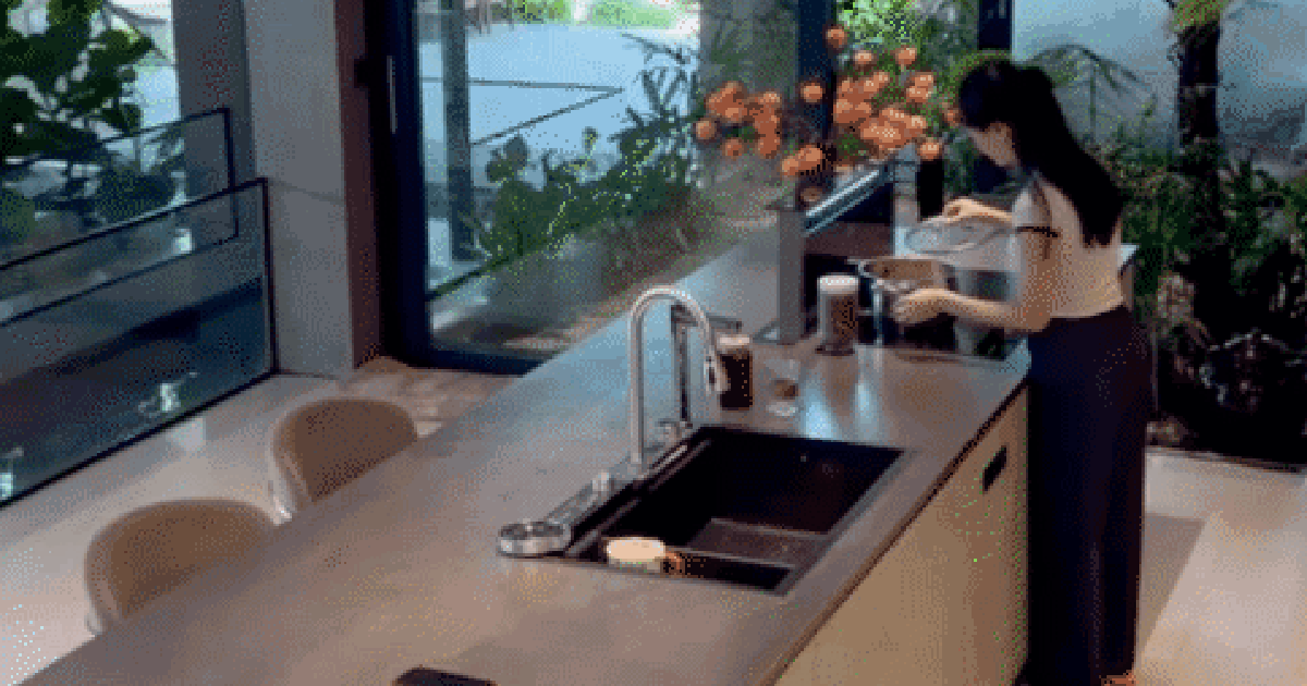 Ngôi nhà 450m2 của vợ chồng Hà Tĩnh như resort thu nhỏ: Khu vườn nhiệt đới bao quanh, cả căn nhà phủ 70% kính, góc nào cũng có view “triệu đô”