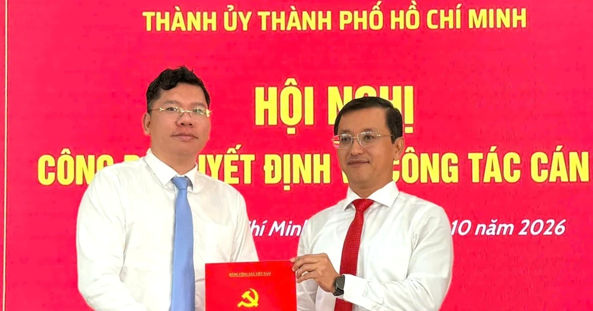 Trao quyết định của Ban Thường vụ Thành ủy TPHCM về công tác cán bộ