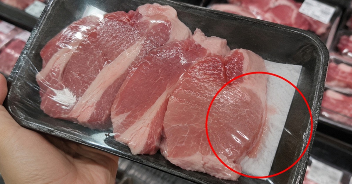Vì sao thịt lợn đóng khay trong siêu thị có 1 miếng lót dưới đáy?