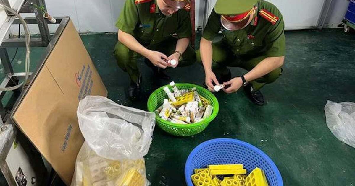 Triệt phá cơ sở sản xuất hơn 1,2 triệu lọ C sủi giả ở Hà Nội
