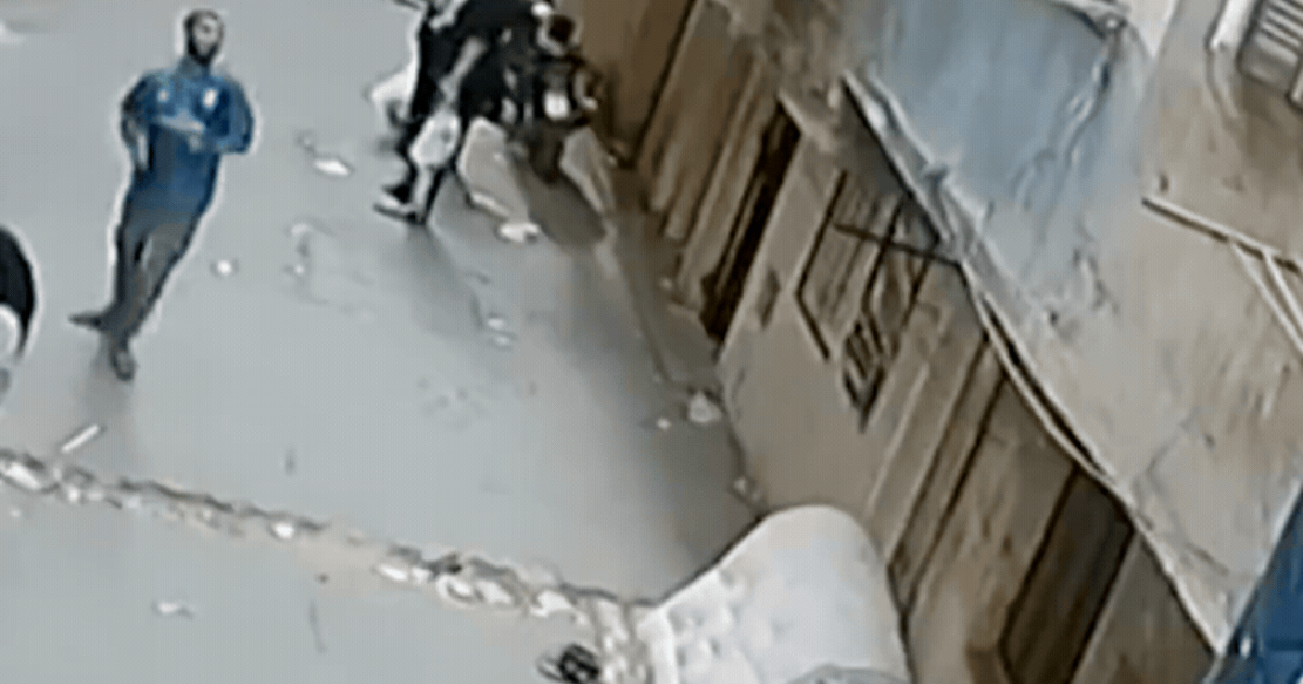 Video thót tim: Khoảnh khắc người đàn ông đỡ đứa trẻ rơi xuống từ ban công trong tích tắc