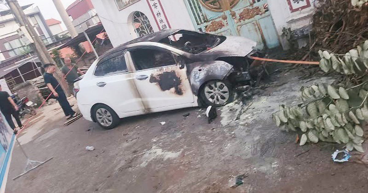 Ô tô bốc cháy ở Hà Nội, nghi bị phóng hỏa