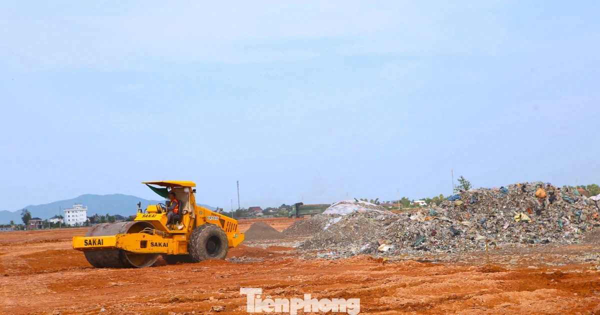 Phát lộ "núi rác" dưới lòng đất khi thi công khu công nghiệp 1.555 tỷ