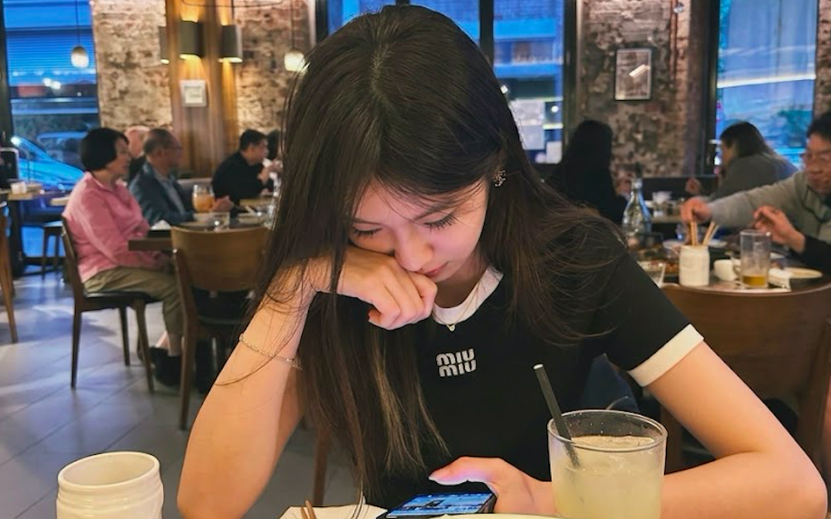 Phản ứng của người tinh tế khi người khác đang kể chuyện nhưng điện thoại liên tục rung