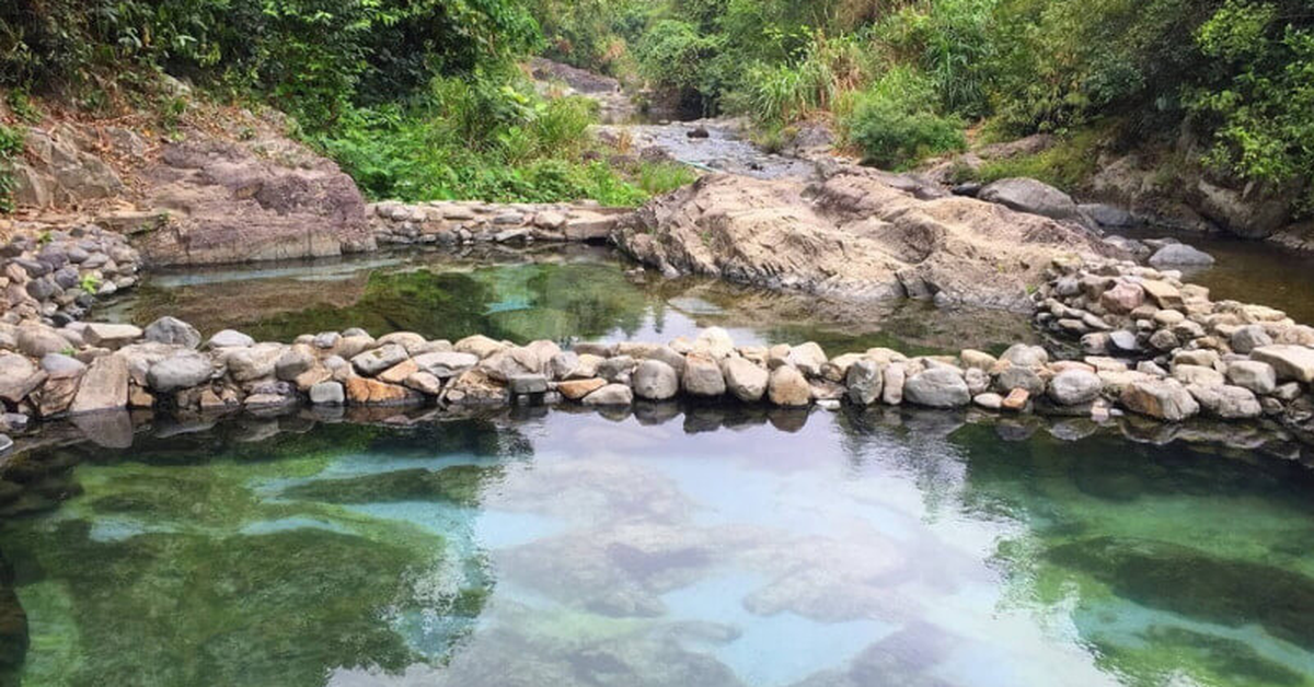 Việt Nam có dòng nước tự nhiên ấm nóng ~70 độ C quanh năm, được phát hiện cách đây 1 thế kỷ: Mạch ngầm ở độ sâu 150 m, nay liên quan đến khu nghỉ của tỷ phú Phạm Nhật Vượng