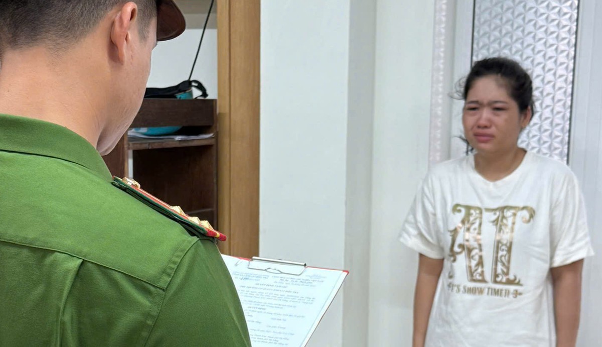 Công an chặn xe máy kiểm tra, phát hiện thứ bất thường trong khẩu trang của một phụ nữ