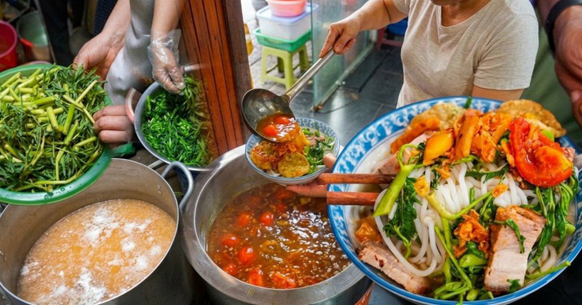 Quán canh bún cua gia truyền ở phố cổ Hà Nội, sợi bún to gấp vài lần bình thường, dùng 5 kg cua đồng cho nồi nước dùng