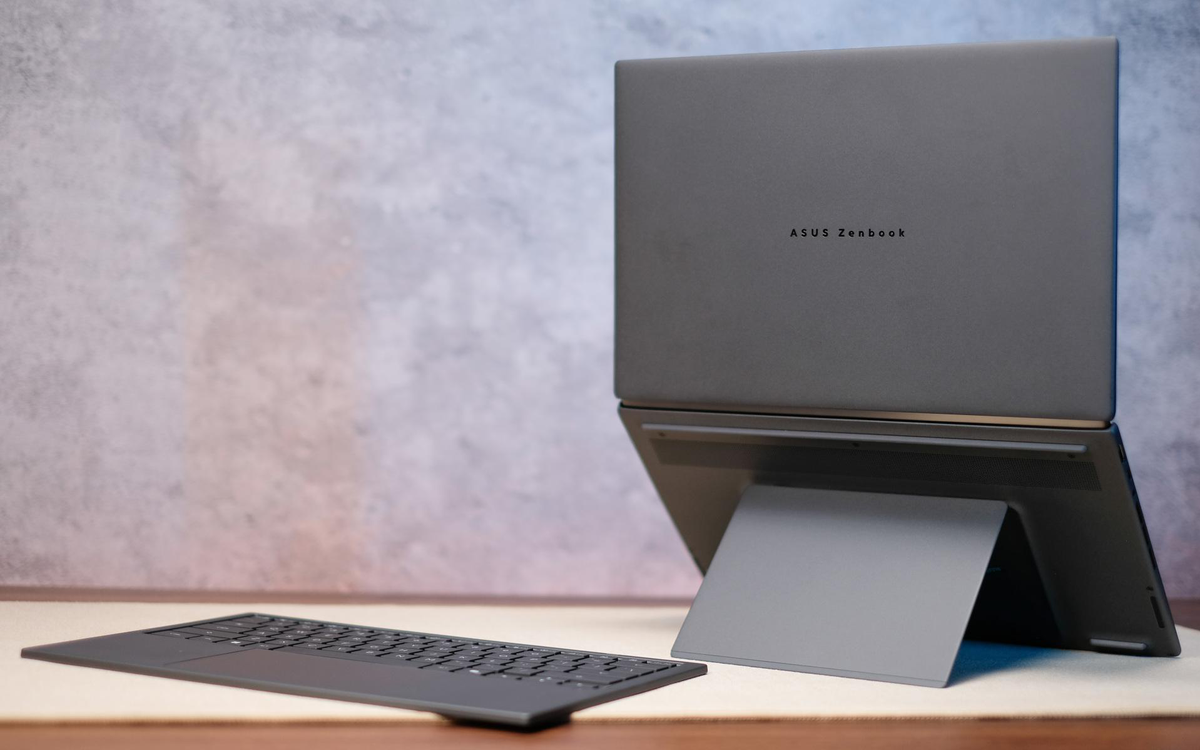 Không cần bàn làm việc cố định, ASUS Zenbook DUO 2026 vẫn dựng được cả workspace